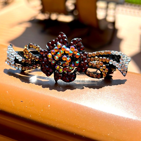 Worn to special event once gorgeous crystal hair clip. Flower and ribbon design - Picture 1 of 9